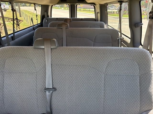 2024 Chevrolet Express Passenger 3500 1LT
