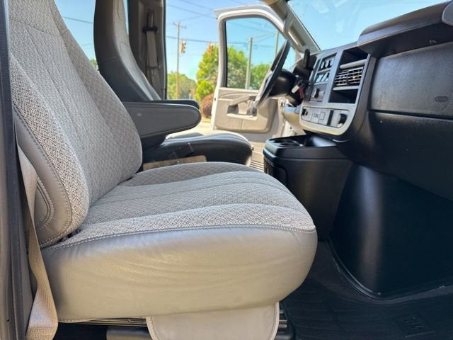 2024 Chevrolet Express Passenger 3500 1LT