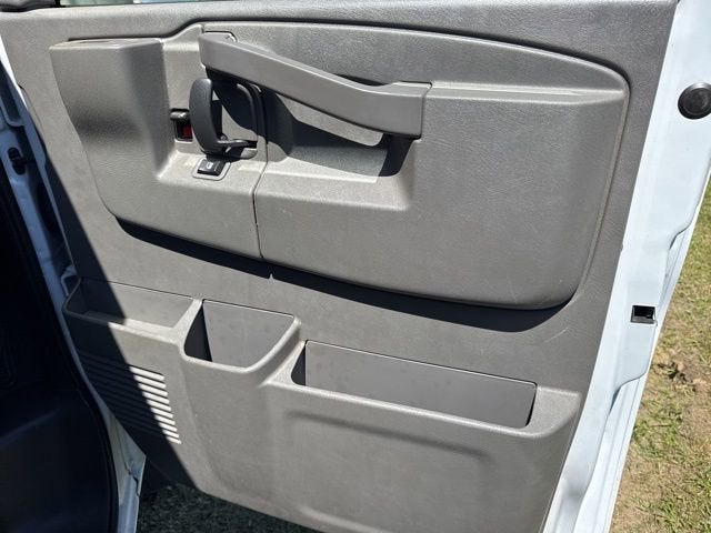 2024 Chevrolet Express Passenger 3500 1LT