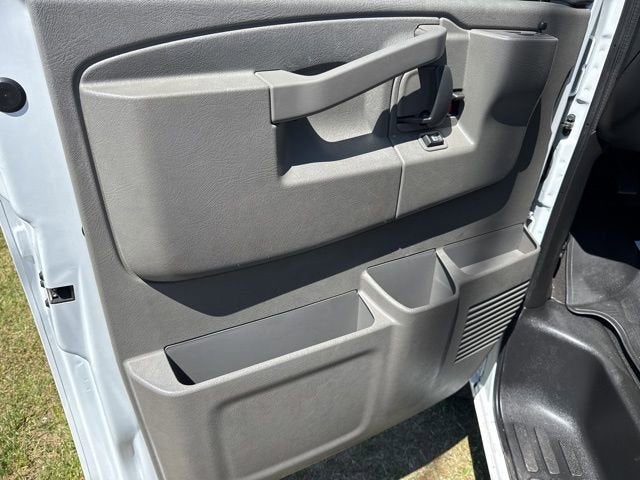 2024 Chevrolet Express Passenger 3500 1LT