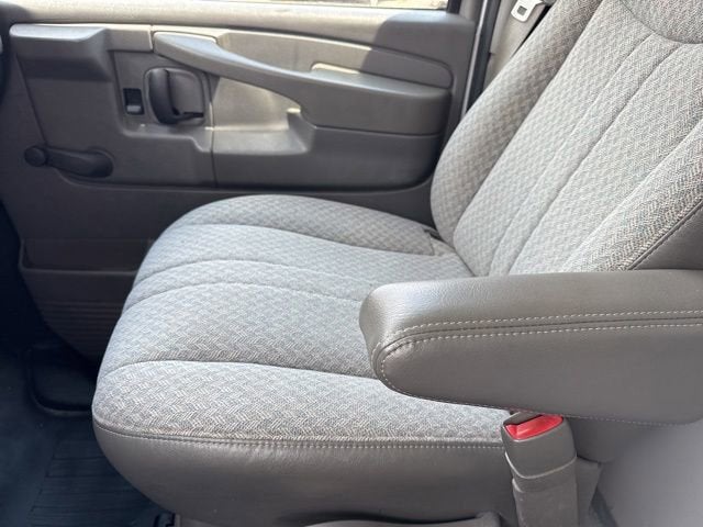 2005 Chevrolet Express Cutaway 3500 C6Y