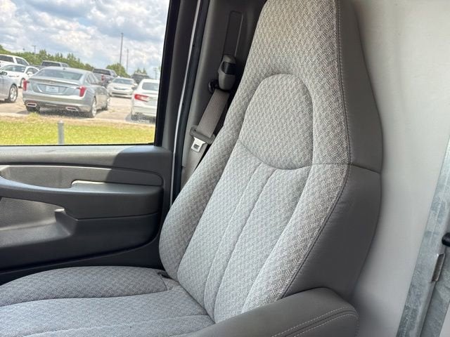 2005 Chevrolet Express Cutaway 3500 C6Y