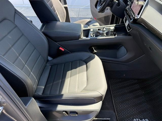 2025 Volkswagen Atlas Cross Sport 2.0T SEL R-Line Black